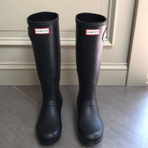 Hunter Boots-Matte Black size 7. Great condition!!